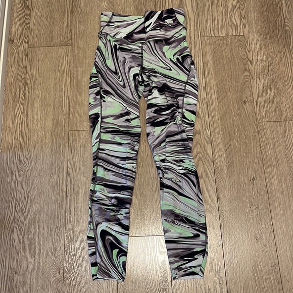 Lululemon Base Pace High Rise running tight 25” Size 4 - Picture 1 of 3
